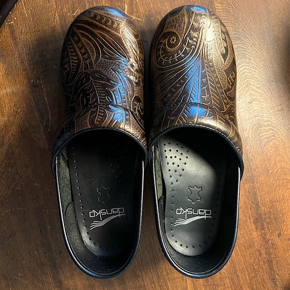 Dansko Shoes - Dansko Clogs/Shoes Brown Embossed Size 36.  Like new, great condition.